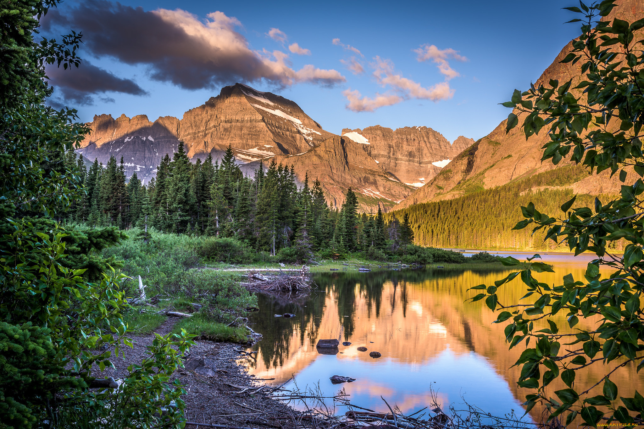 Mountain wood. Фото природы. Природа картинки высокого качества. Установить обои на рабочий стол бесплатно на весь экран природа. Фото для картины на стену высокого разрешения природа.